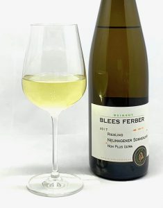 Blees-Ferber Neumagener Sonnenuhr Riesling Non Plus Ultra fast trocken 2017 mit Glass