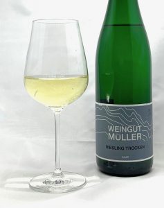 Stefan Müller Riesling trocken 2018 mit Glass