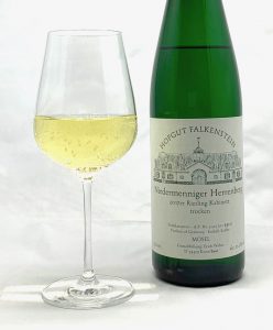 Hofgut Falkenstein Niedermenniger Herrenberg Riesling Kabinett trocken AP19 2017 mit Glass