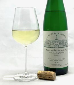 Hofgut Falkenstein Krettnacher Altenberg Riesling Spätlese trocken AP7 2017 mit Glass