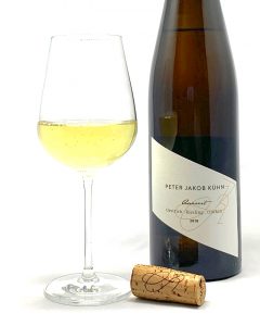 Peter Jakob Kühn Oestrich Riesling "Quarzit" trocken 2018 mit Glass