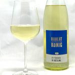 Robert König Riesling trocken 2018 mit Glass