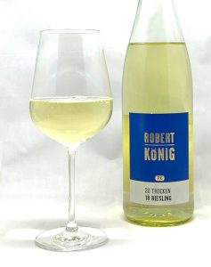 Robert König Riesling trocken 2018 mit Glass