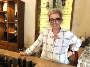 Frau Marion Sailer von Weingut Knipser