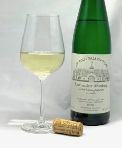 Hofgut Falkenstein Krettnacher Altenberg Riesling Kabinett feinherb AP22 2018 mit Glass