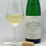 Hofgut Falkenstein Niedermenniger Herrenberg Riesling Spätlese feinherb AP4 2018 mit Glass