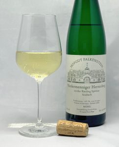 Hofgut Falkenstein Niedermenniger Herrenberg Riesling Spätlese feinherb AP4 2018 mit Glass