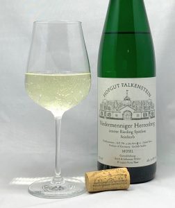 Hofgut Falkenstein Niedermenniger Herrenberg Riesling Spätlese feinherb AP4 2020 mit Glass