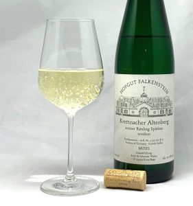 Hofgut Falkenstein Krettnacher Altenberg Riesling Spätlese trocken AP7 2020 mit Glass