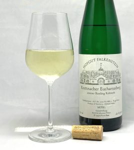 Hofgut Falkenstein Krettnacher Euchariusberg Riesling Kabinett AP12 2020 mit Glass