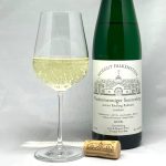 Hofgut Falkenstein Niedermenniger Sonnenberg Riesling Kabinett trocken AP9 2021 mit Glass