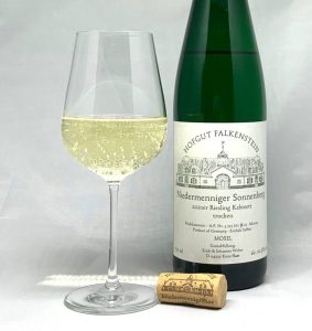 Hofgut Falkenstein Niedermenniger Sonnenberg Riesling Kabinett trocken AP9 2021 mit Glass