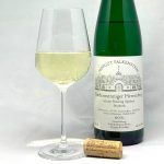 Hofgut Falkenstein Niedermenniger Herrenberg Riesling Spätlese feinherb AP4 2021 mit Glass