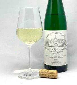 Hofgut Falkenstein Niedermenniger Herrenberg Riesling Spätlese feinherb AP4 2021 mit Glass