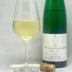 Steffens-Keß Burger Hahnenschrittchen Riesling Spätlese trocken 2022 mit Glass