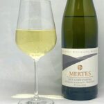 Wolfgang Mertes Waldracher Sonnenberg Riesling Kabinett trocken 2022 mit Glas