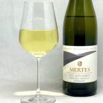Wolfgang Mertes Waldracher Meisenberg Riesling Alte Reben trocken 2022 mit Glas