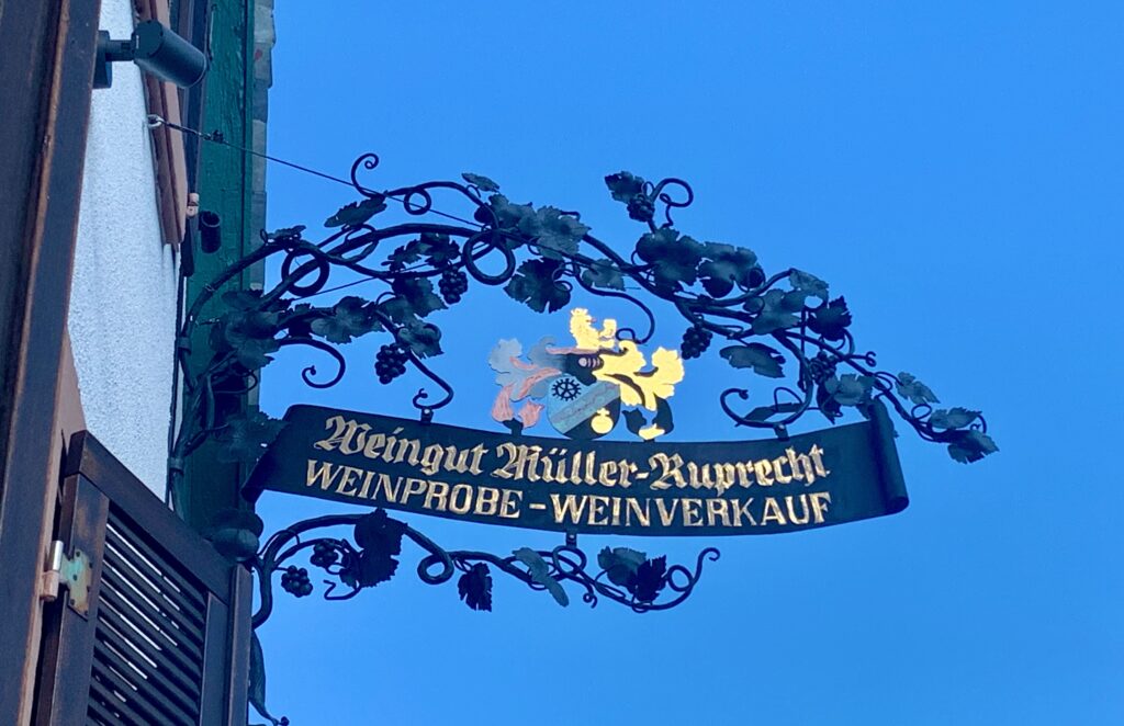 Das Nasenschild von Weingut Müller-Ruprecht
