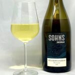 Weingut Sohns Geisenheimer Mönchspfad Weißburgunder M trocken 2020 mit Glass