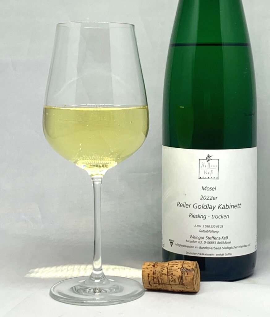 Steffens-Keß Reiler Goldlay Riesling Kabinett trocken 2022 mit Glass