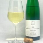 Steffens-Keß Burger Hahnenschrittchen Riesling Spätlese trocken 2022 mit Glass