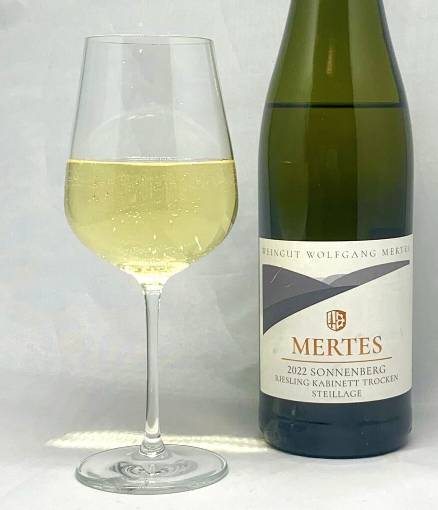 Wolfgang Mertes Waldracher Sonnenberg Riesling Kabinett trocken 2022 mit Glass