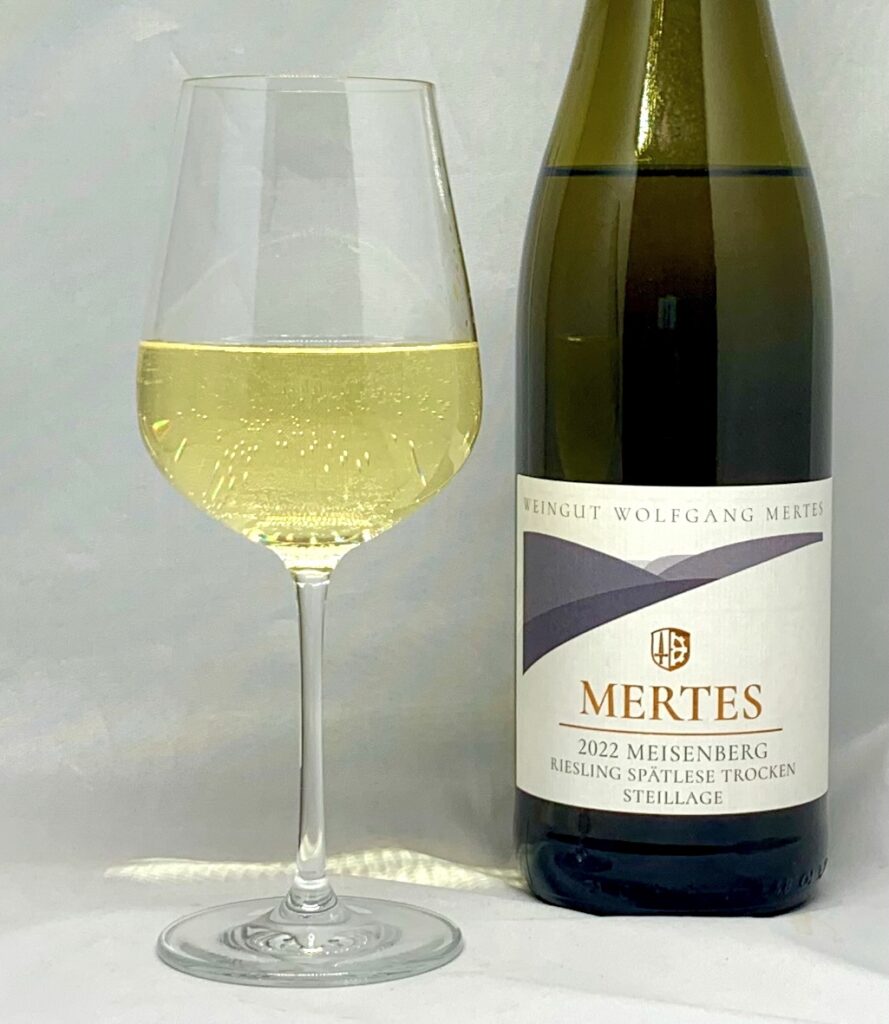 Wolfgang Mertes Waldracher Meisenberg Riesling Spätlese trocken 2022 mit Glass